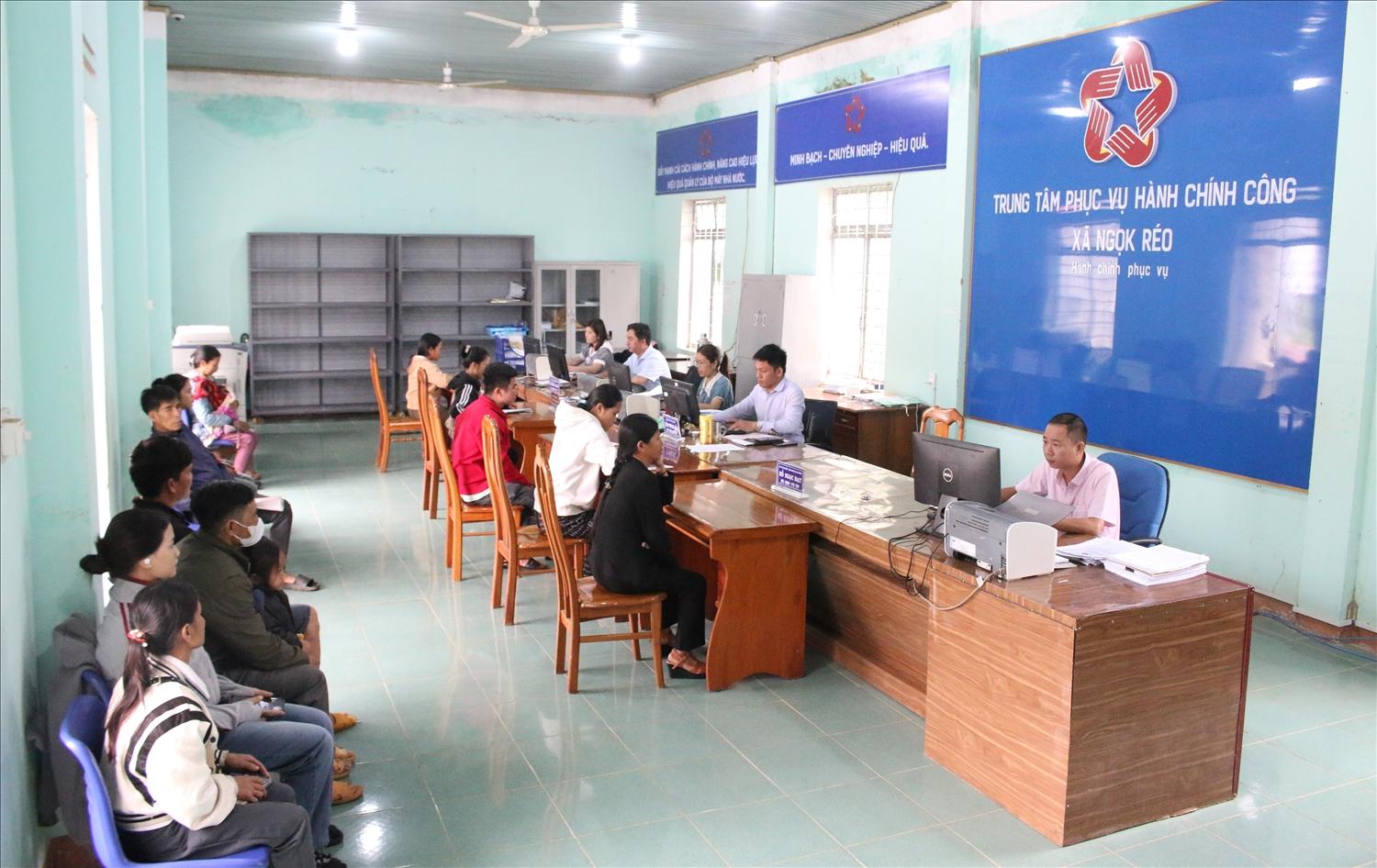 Với tinh thần “phục vụ tận tâm, hành động tận nơi”, cán bộ Trung tâm Phục vụ hành chính công xã Ngọk Réo luôn giải quyết kịp thời các thủ tục hành chính cho người dân. Ảnh: Ngọc Chí