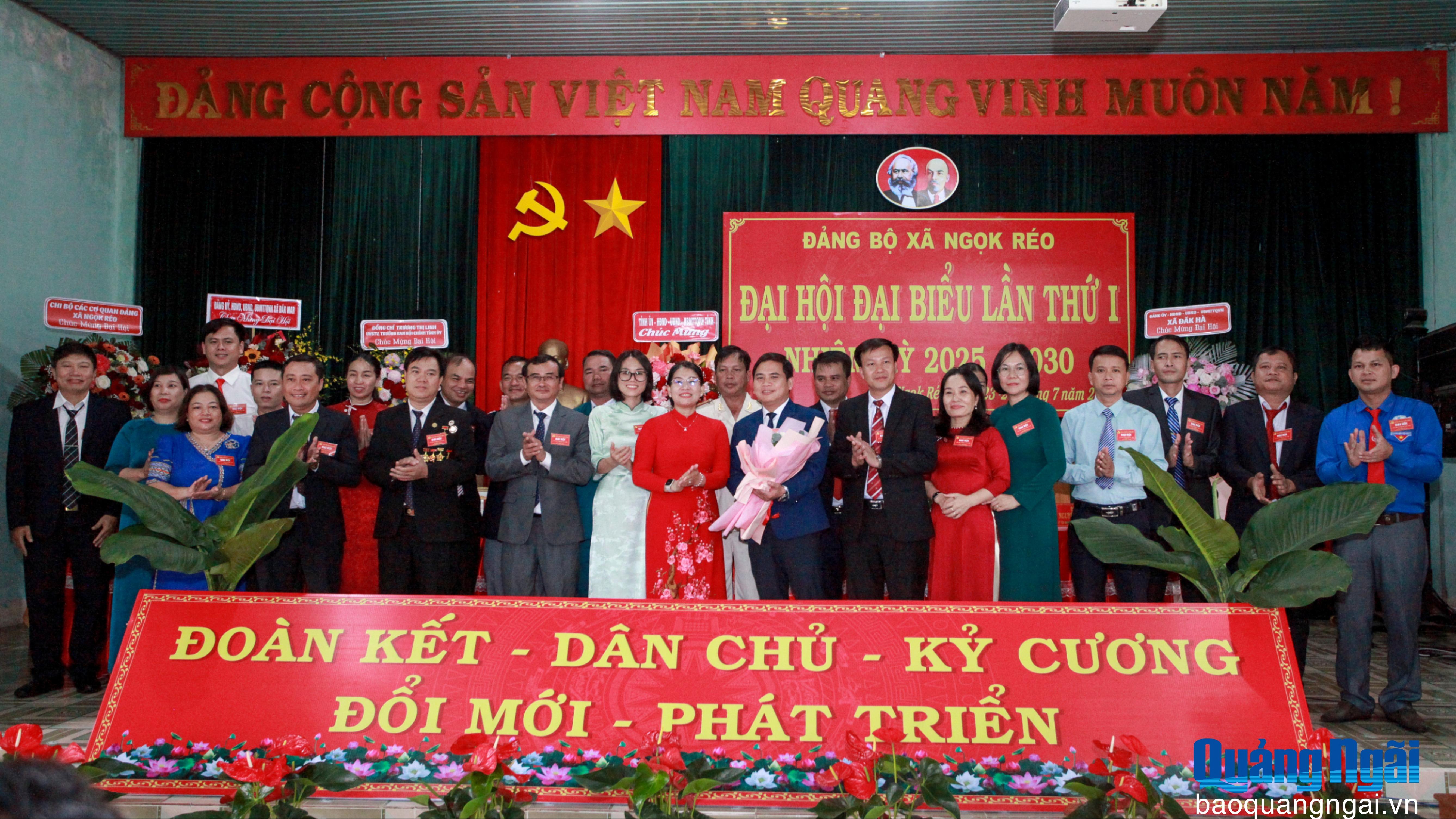 Ủy viên Ban Thường vụ Tỉnh ủy, Trưởng ban Nội chính Tỉnh ủy Trương Thị Linh tặng hoa chúc mừng Ban Chấp hành Đảng bộ xã Ngọk Réo, nhiệm kỳ 2025 - 2030.